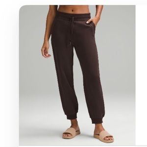 Lululemon Scuba Jogger in Espresso